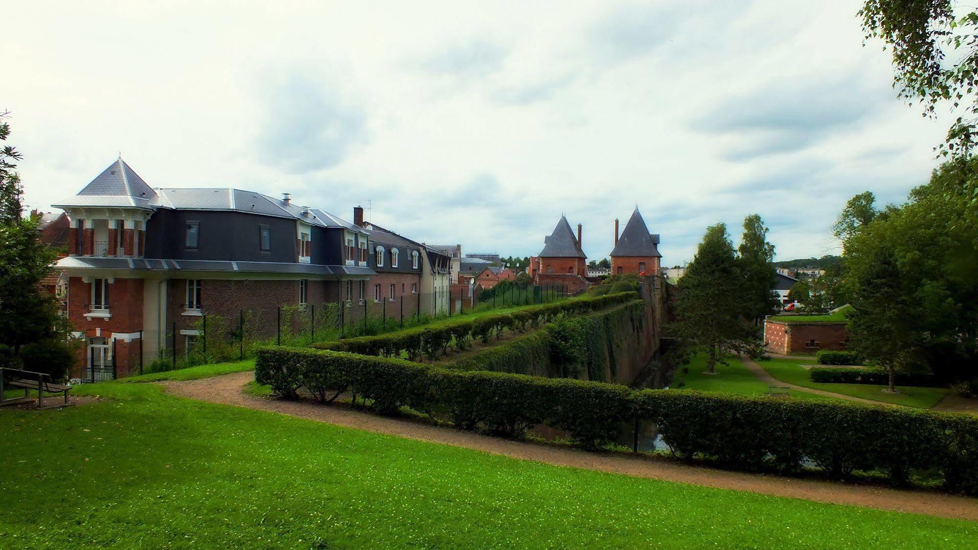 Auberge Des Remparts Péronne Buitenkant foto
